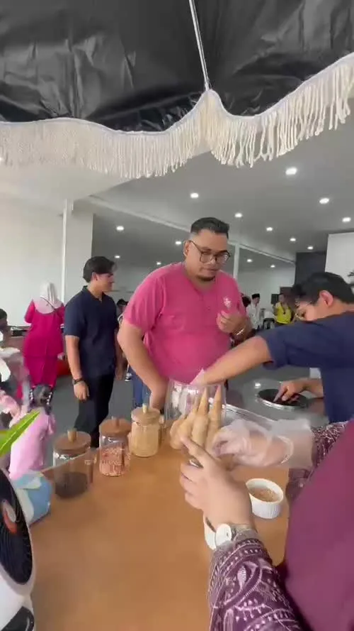 Manis Melor crew serving ice cream cones to event guests